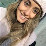 Future enseignante qui donne un coup de pouce à vos enfants !